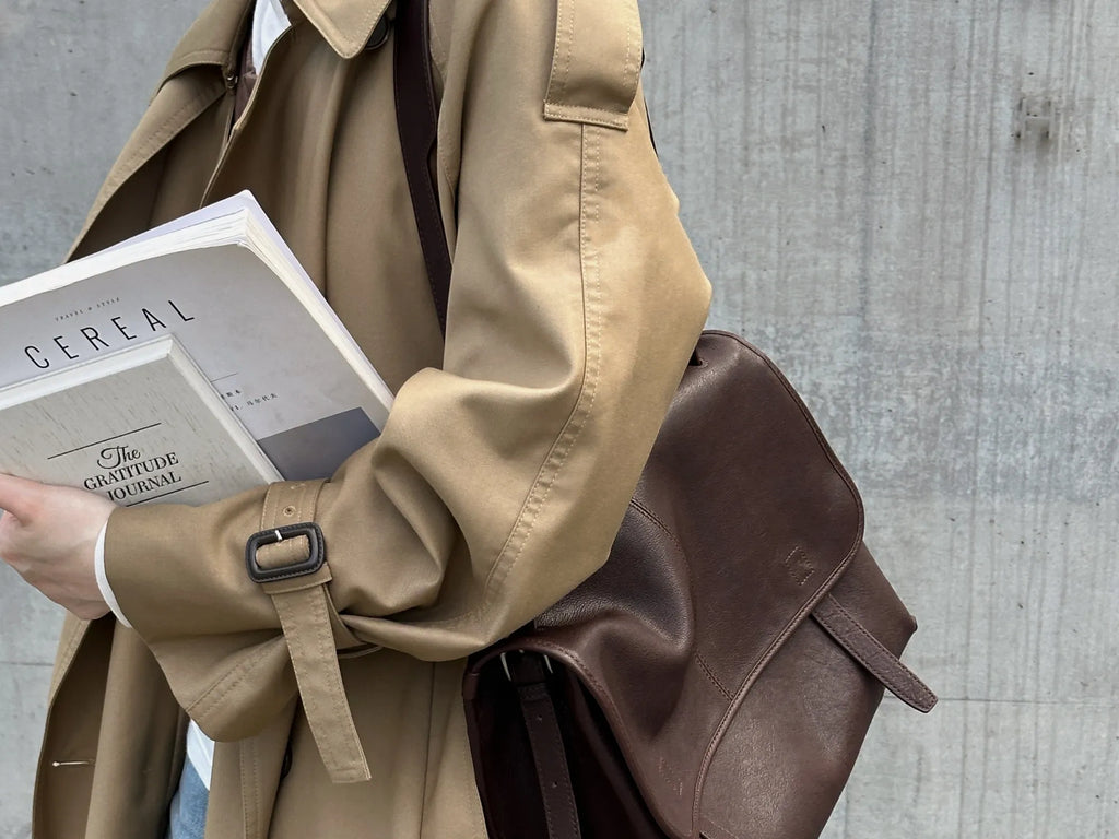 Retro Large-Capacity Messenger Bag — Top-Grain Vegetable-Tanned / Oil-Waxed Cowhide | Hand-Carry & Shoulder-Carry Style · "Dancing on Clouds" White (21cm)