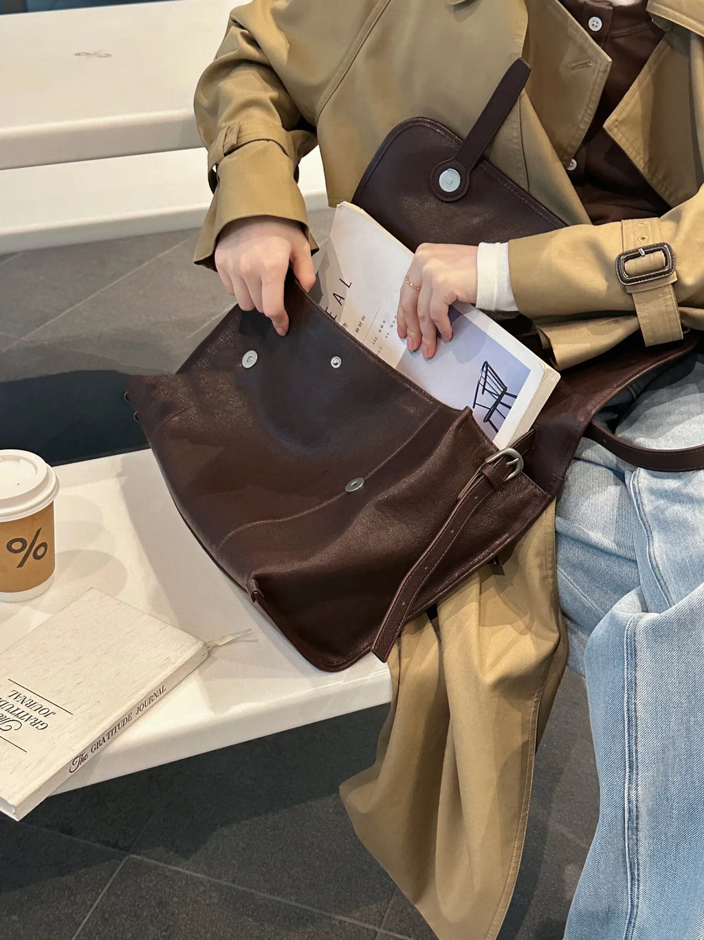 Retro Large-Capacity Messenger Bag — Top-Grain Vegetable-Tanned / Oil-Waxed Cowhide | Hand-Carry & Shoulder-Carry Style · "Dancing on Clouds" White (21cm)
