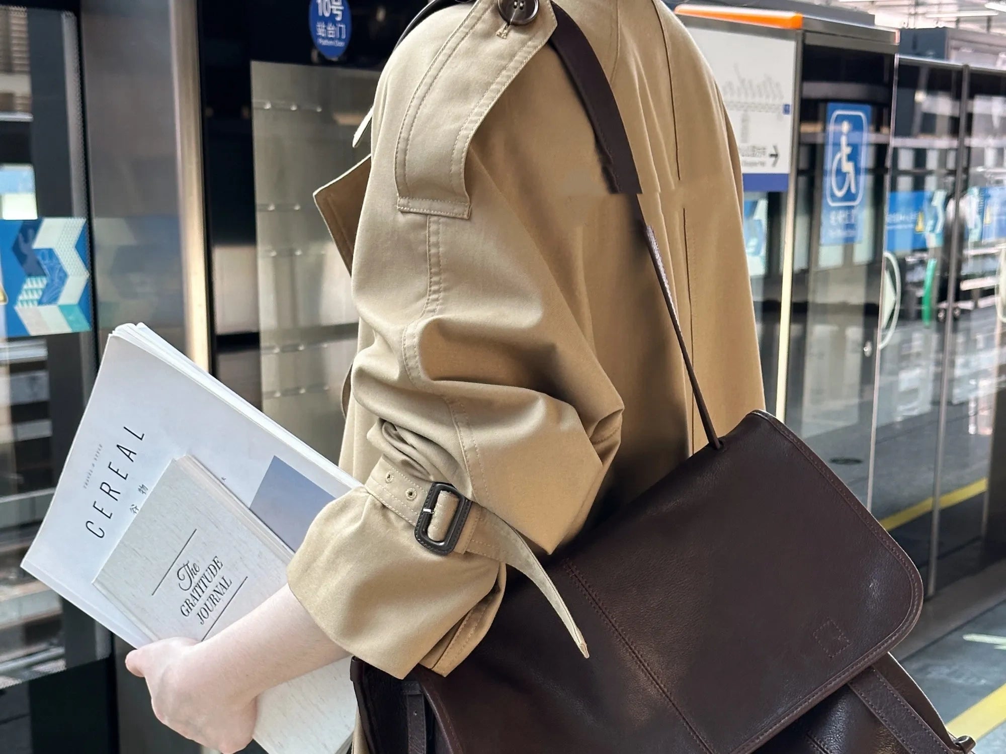 Retro Large-Capacity Messenger Bag — Top-Grain Vegetable-Tanned / Oil-Waxed Cowhide | Hand-Carry & Shoulder-Carry Style · "Dancing on Clouds" White (21cm)