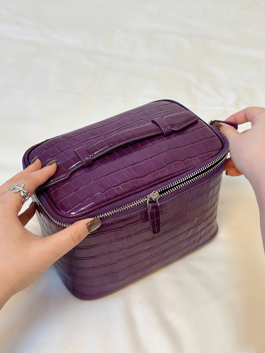 Love at First Sight: Blackcurrant Purple & Two-Tone Crocodile-Embossed Cowhide Handbag — Large-Capacity Cosmetic Pouch · Blackcurrant Purple